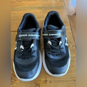 Boys Under Armor size 1.5 Y sneakers